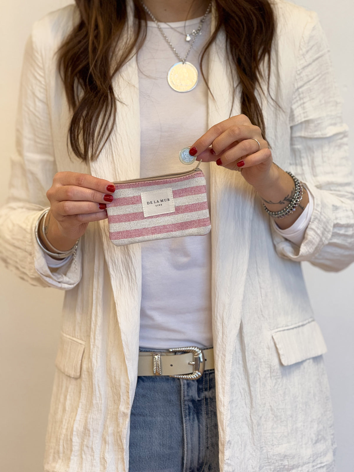 Monedero Rex, estampado en beige, rojo, marrón, vista en uso — De La Mur