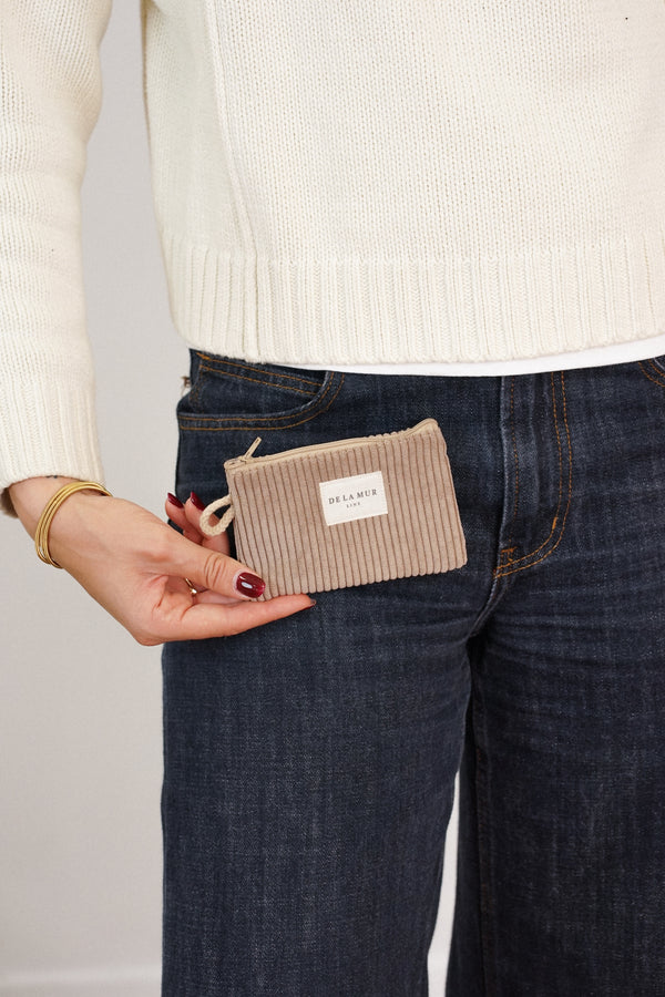 Monedero Toast, estampado en blanco, marrón, naranja, detalle del estampado y el material — De La Mur