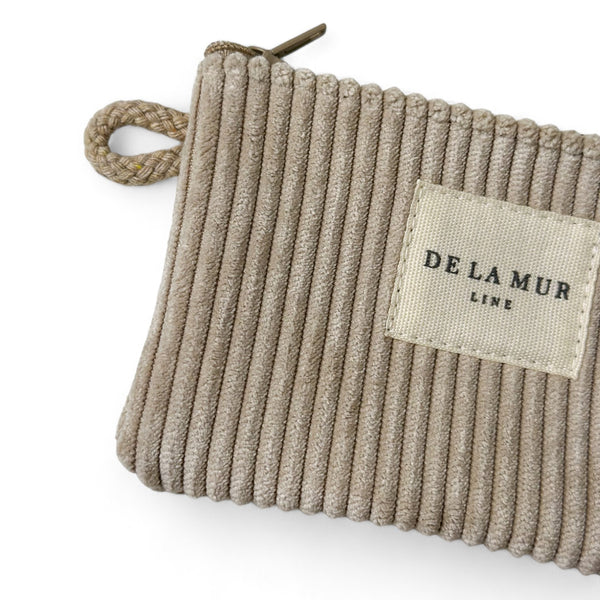 Monedero Tofe, estampado en marrón, gris, beige, vista en uso — De La Mur