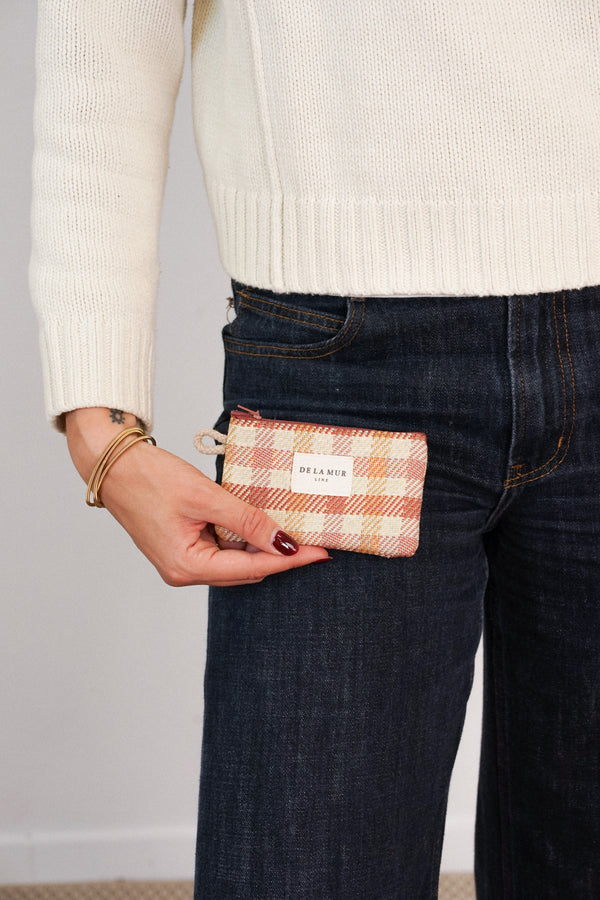 Monedero Zia, estampado en blanco, naranja, terracota, detalle del estampado y el material — De La Mur