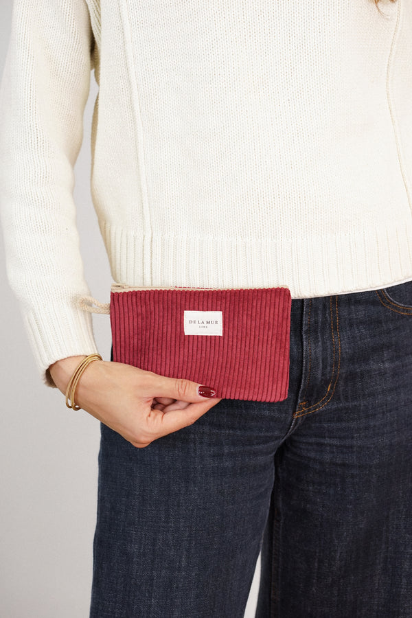 Monedero Arde, estampado en blanco, rojo, detalle del estampado y el material — De La Mur