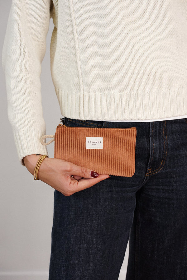 Monedero Barro, estampado en blanco, terracota, naranja, detalle del estampado y el material — De La Mur