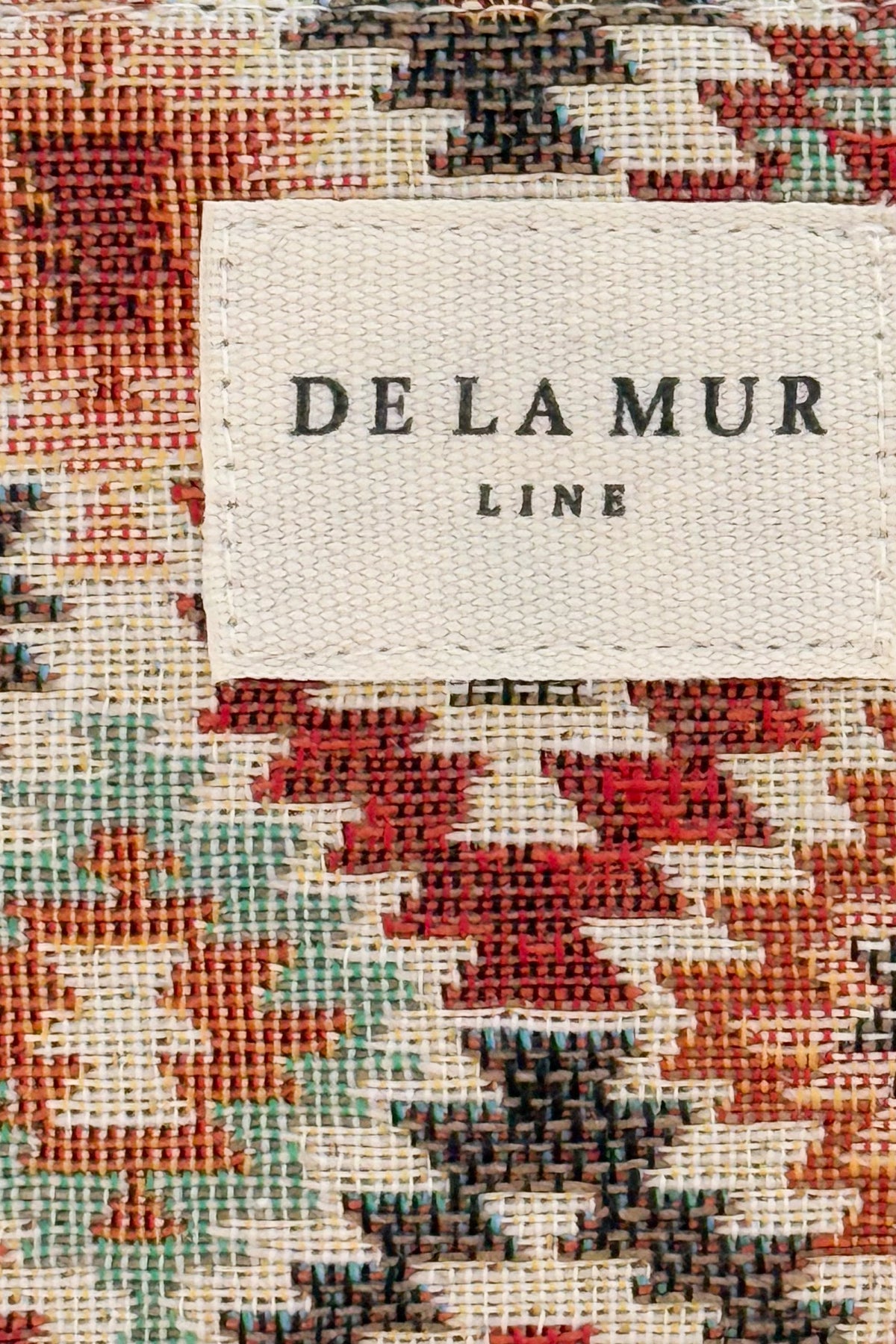 Moneder Bea, estampat en vermell, marró i beix, vista en ús — De La Mur
