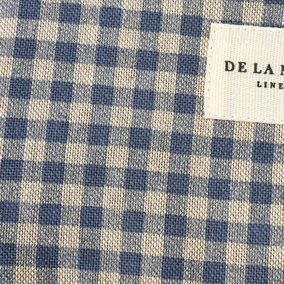 Monedero Brisa, estampado en gris, beige, blanco, detalle del estampado y el material — De La Mur