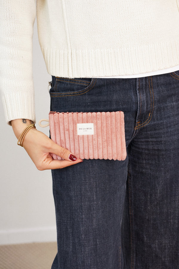Monedero Crepe, estampado en blanco, terracota, rojo, detalle del estampado y el material — De La Mur