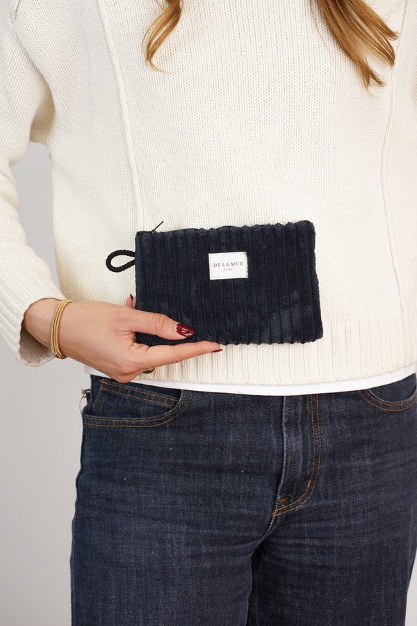 Monedero Curly, estampado en negro, blanco, detalle del estampado y el material — De La Mur