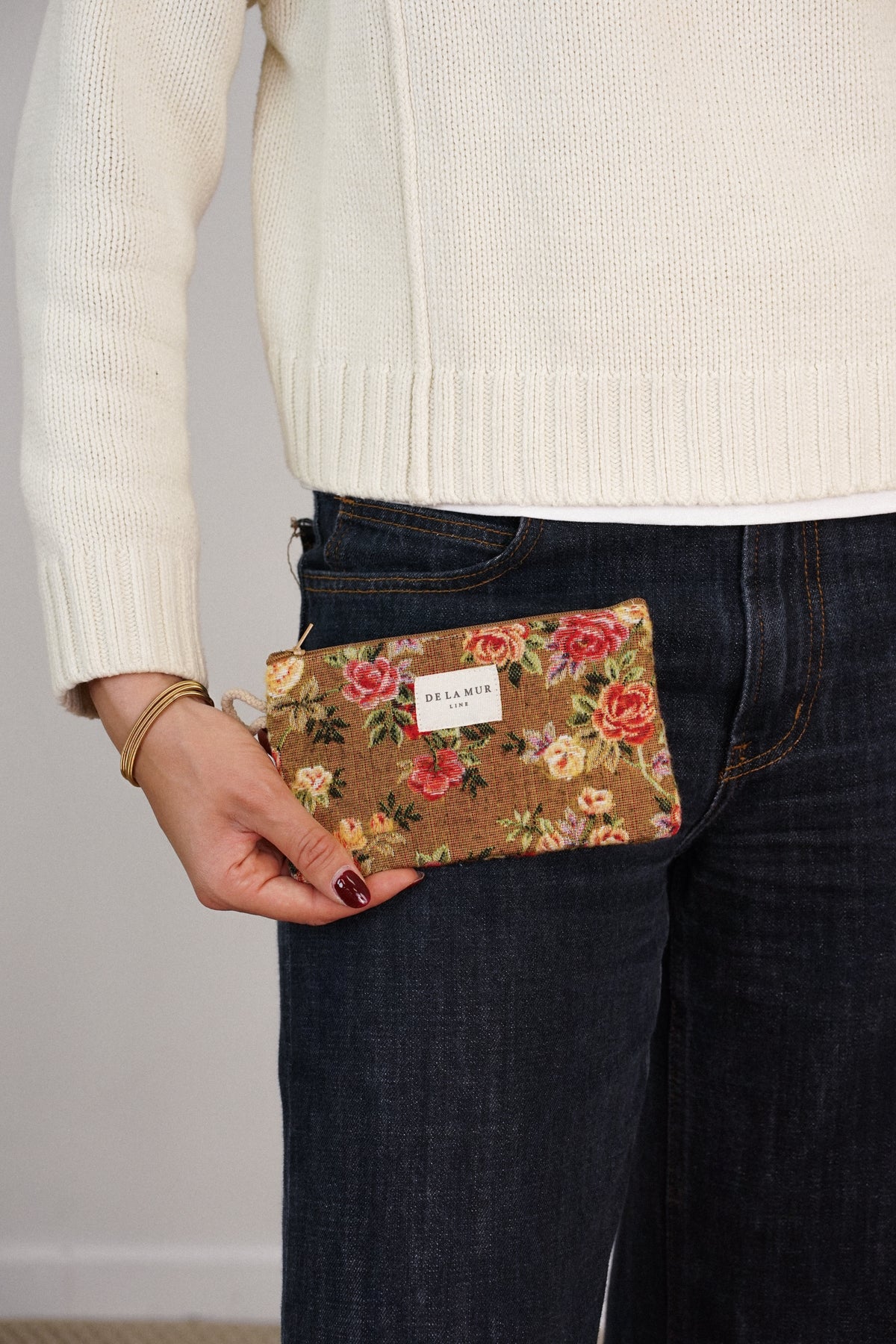 Monedero Esme, estampado en blanco, naranja, terracota, detalle del estampado y el material — De La Mur