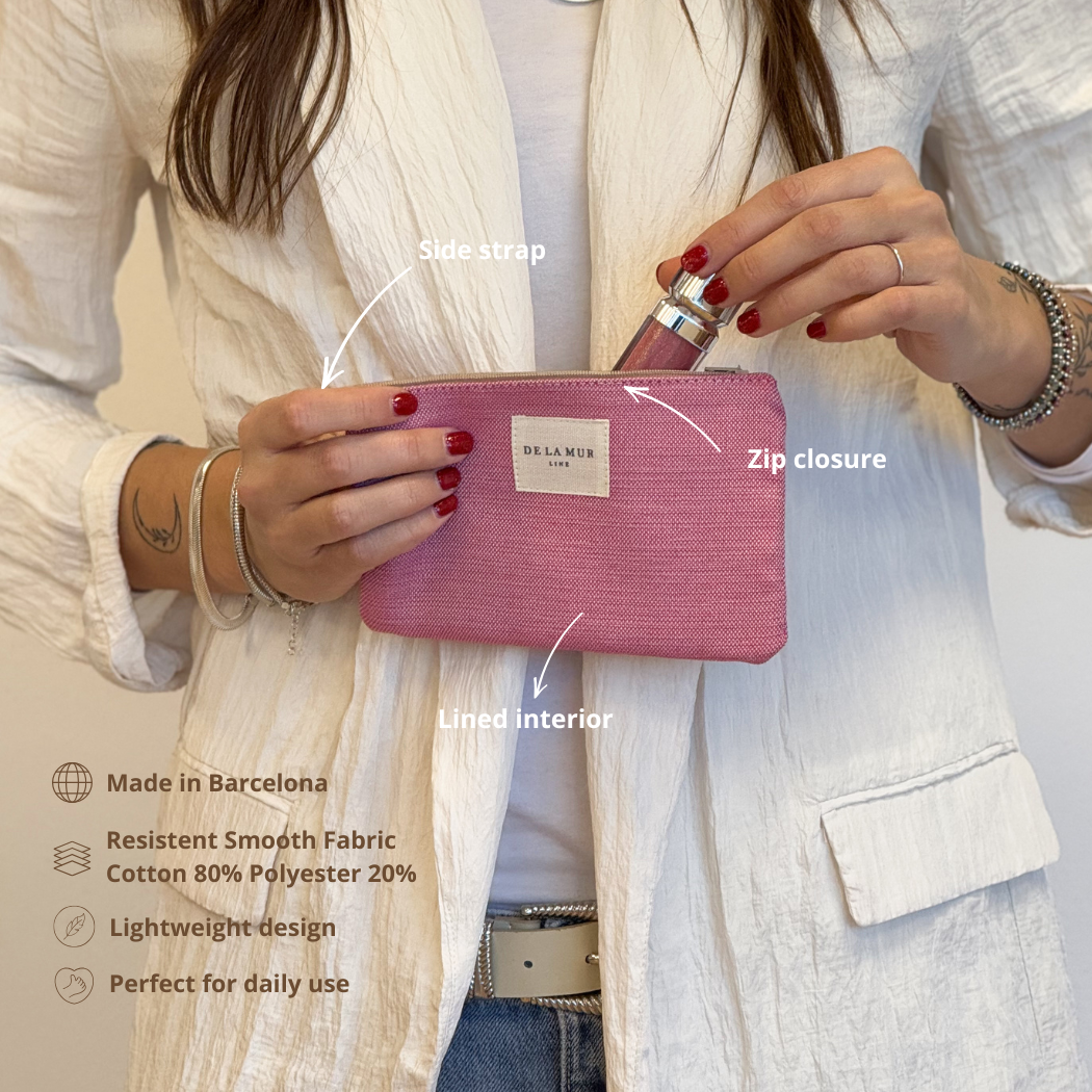 Monedero Fam, estampado en rojo, blanco, morado, vista en uso — De La Mur