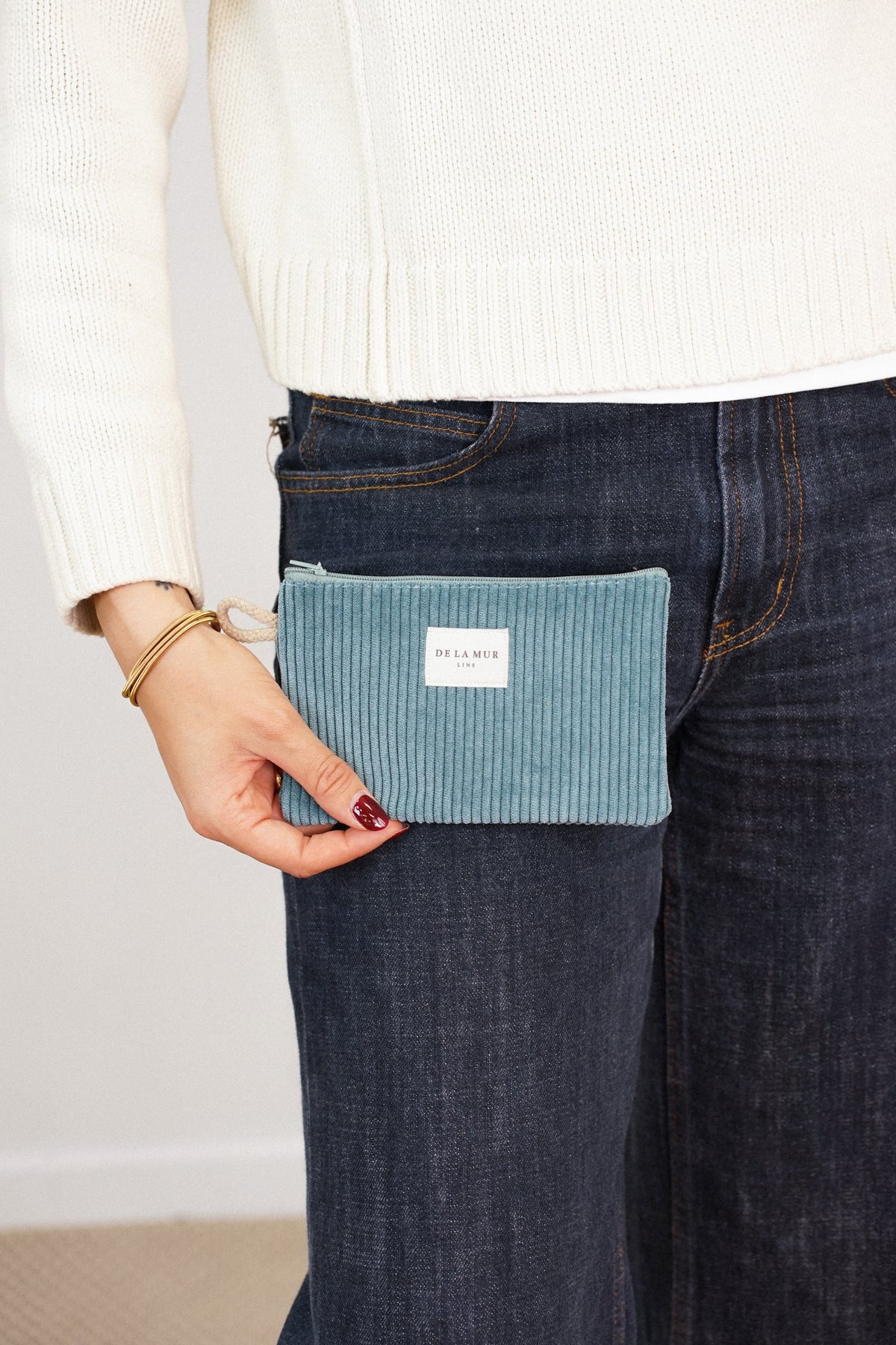 Monedero Jade, acabado verde jade, detalle del estampado y el material — De La Mur