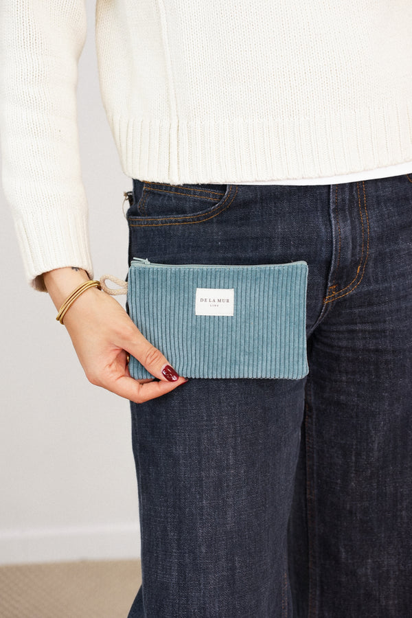 Monedero Jade, acabado verde jade, detalle del estampado y el material — De La Mur