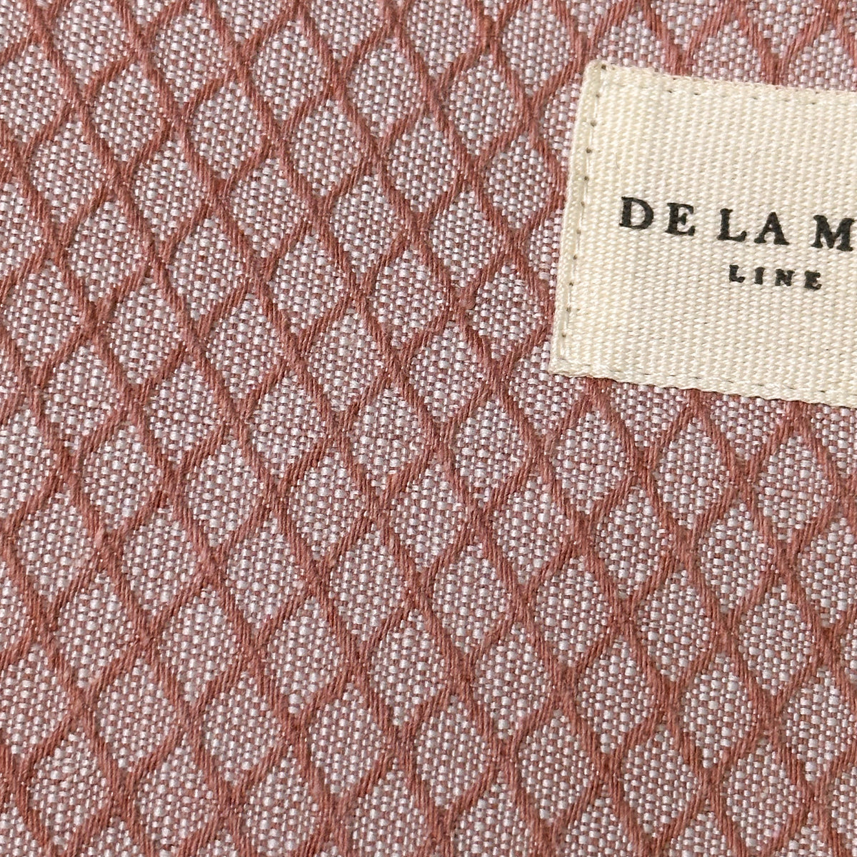 Monedero Koma, estampado en beige, gris, terracota, detalle del estampado y el material — De La Mur