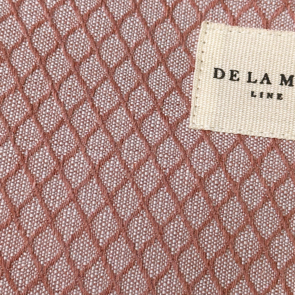 Monedero Koma, estampado en beige, gris, terracota, detalle del estampado y el material — De La Mur