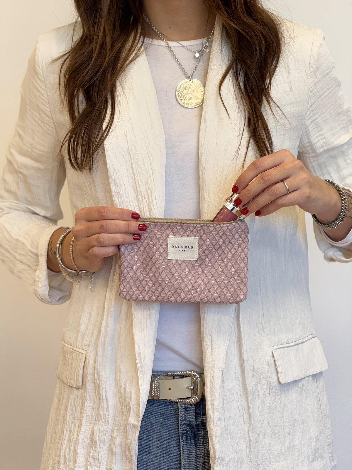Monedero Koma, estampado en beige, gris, terracota, vista en uso — De La Mur
