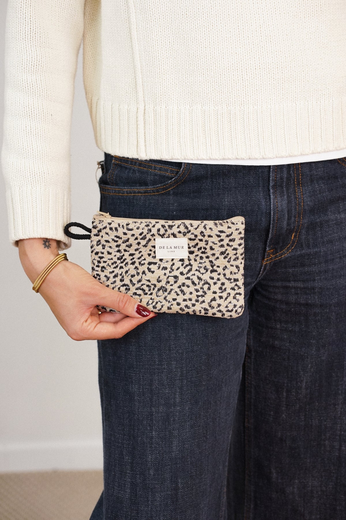 Monedero Koto, estampado en blanco, beige, marrón, detalle del estampado y el material — De La Mur