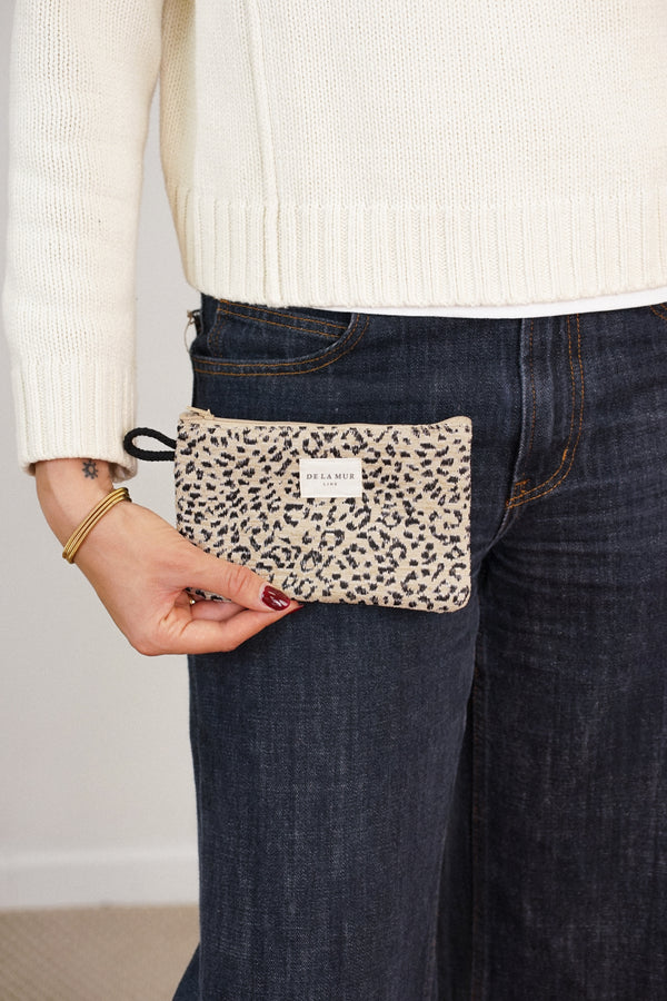Monedero Koto, estampado en blanco, beige, marrón, detalle del estampado y el material — De La Mur