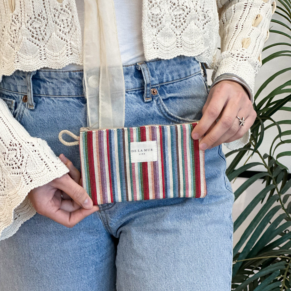 Monedero Lari, estampado en rojo, beige, negro, vista en uso — De La Mur