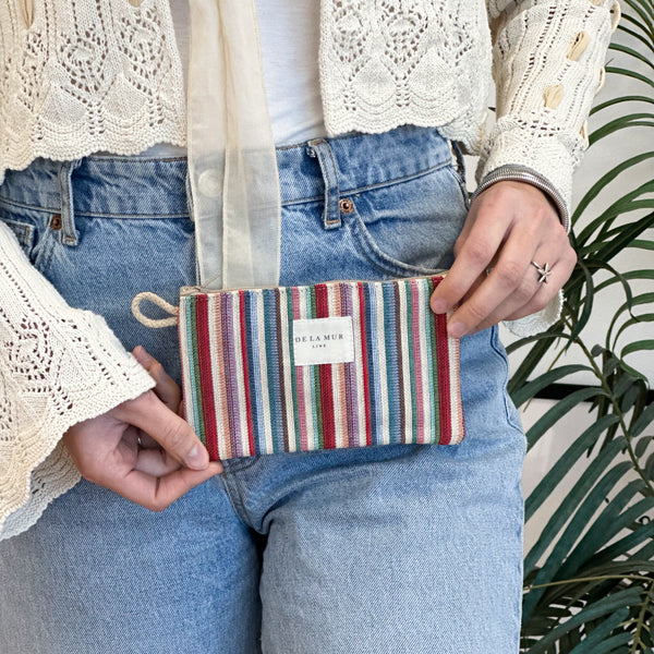 Monedero Lari, estampado en rojo, beige, negro, vista en uso — De La Mur