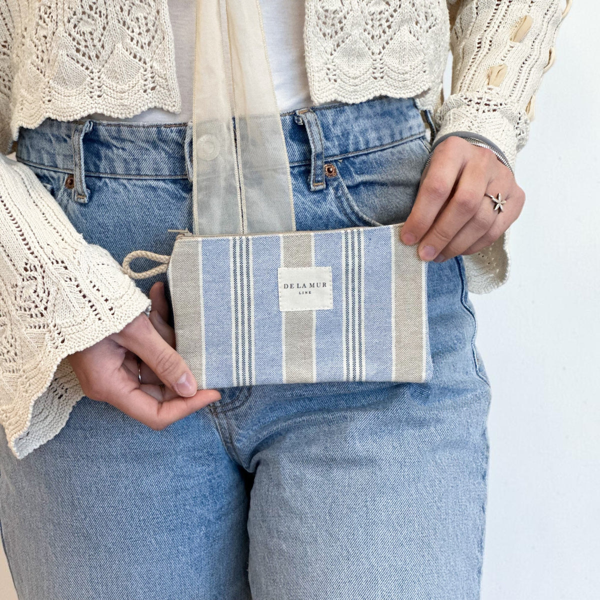 Monedero Mali, estampado en beige, marrón, gris, vista en uso — De La Mur