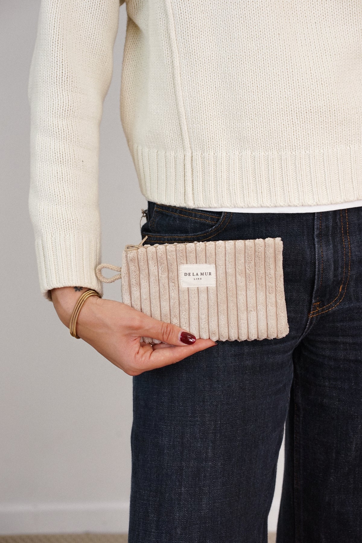 Monedero Moka, estampado en blanco, beige, naranja, detalle del estampado y el material — De La Mur