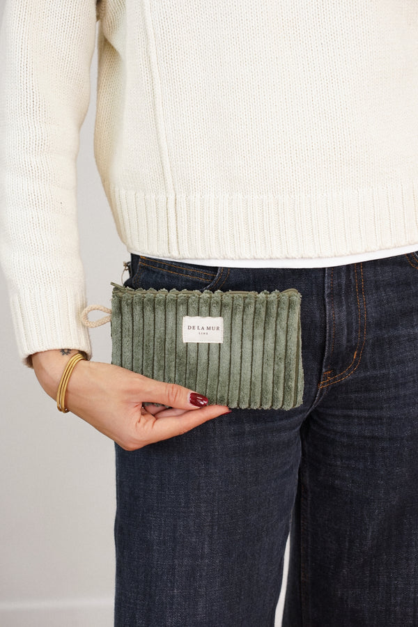 Monedero Musgo, acabado verde musgo, detalle del estampado y el material — De La Mur
