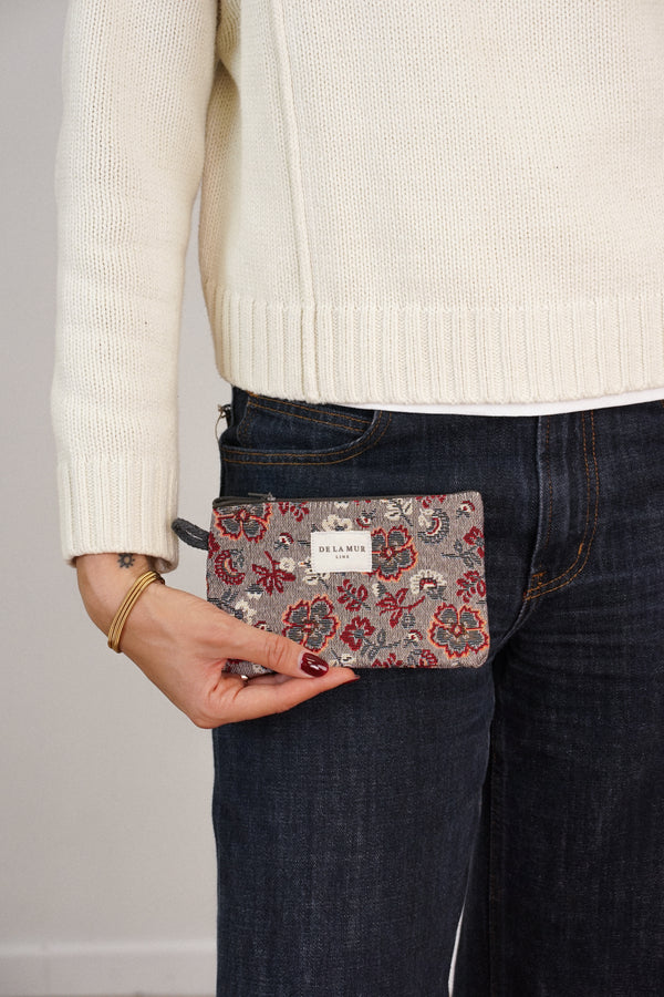 Monedero Nira, estampado en blanco, marrón, beige, detalle del estampado y el material — De La Mur