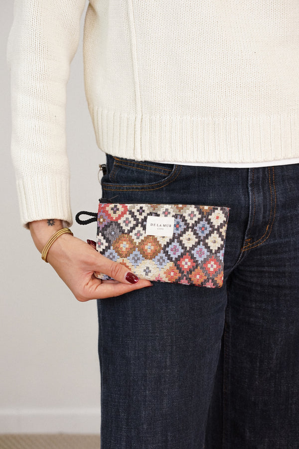 Monedero Ore, estampado en blanco, beige, rojo, detalle del estampado y el material — De La Mur