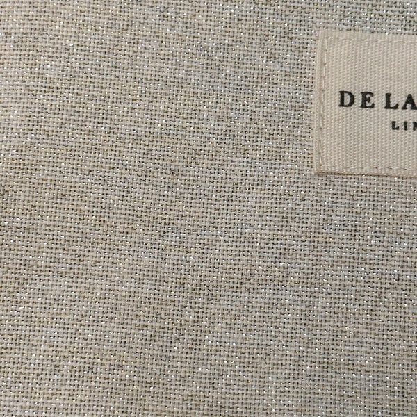 Monedero Oro, acabado dorado, detalle del estampado y el material — De La Mur