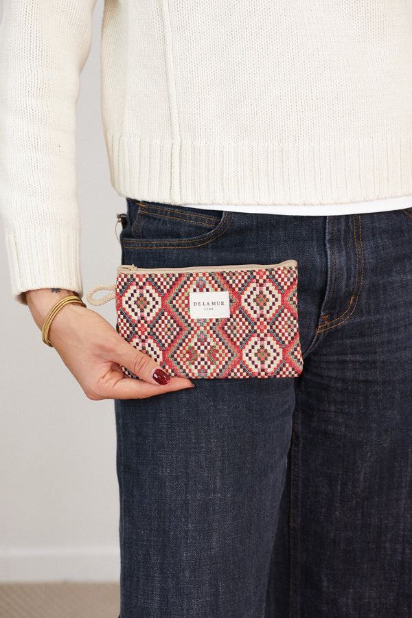 Monedero Otto, estampado en blanco, rojo, terracota, detalle del estampado y el material — De La Mur