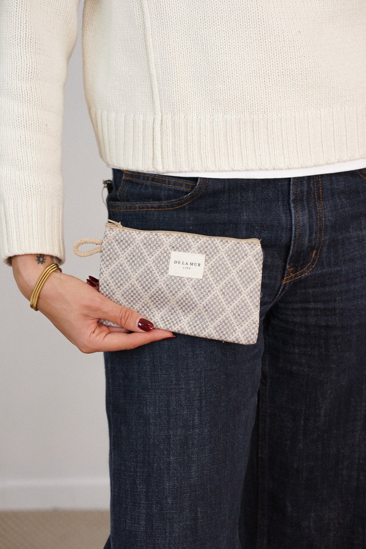 Monedero Pant, estampado en blanco, beige, marrón, detalle del estampado y el material — De La Mur