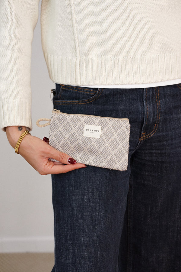 Monedero Pant, estampado en blanco, beige, marrón, detalle del estampado y el material — De La Mur
