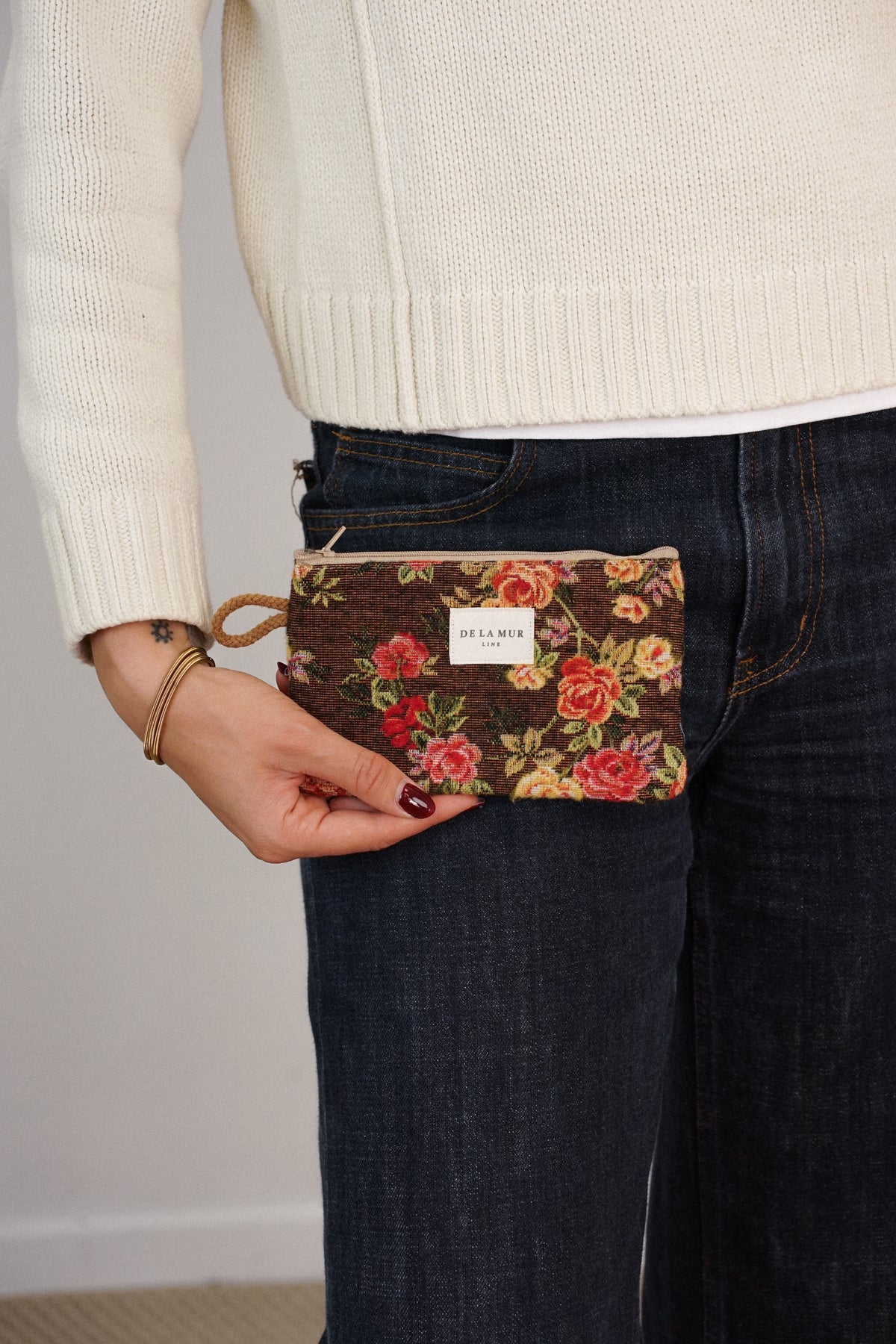 Monedero Pepi, estampado en blanco, terracota, naranja, detalle del estampado y el material — De La Mur