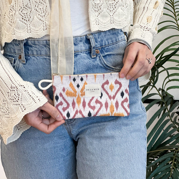Monedero Petra, estampado en beige, negro, rojo, vista en uso — De La Mur