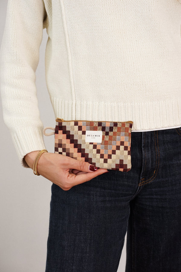 Monedero Pier, estampado en blanco, naranja, terracota, detalle del estampado y el material — De La Mur