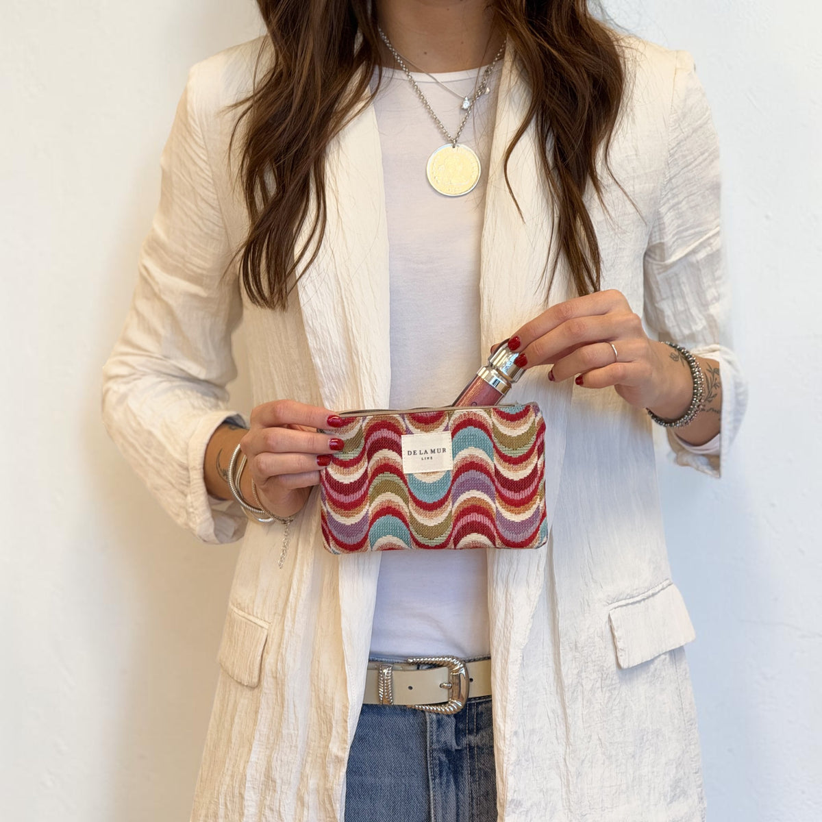 Monedero Queen, estampado en rojo, beige, terracota, vista en uso — De La Mur