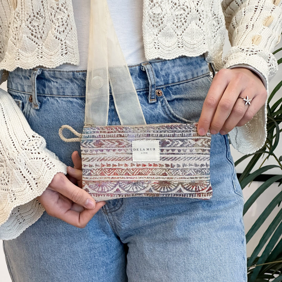Monedero Sira, estampado en beige, marrón, negro, vista en uso — De La Mur