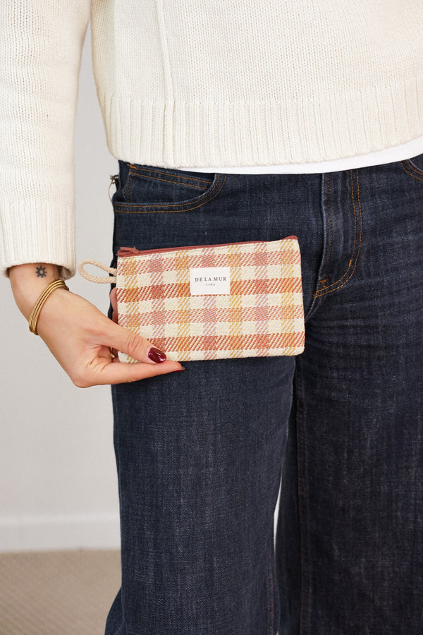 Monedero Zia, estampado en blanco, naranja, beige, detalle del estampado y el material — De La Mur