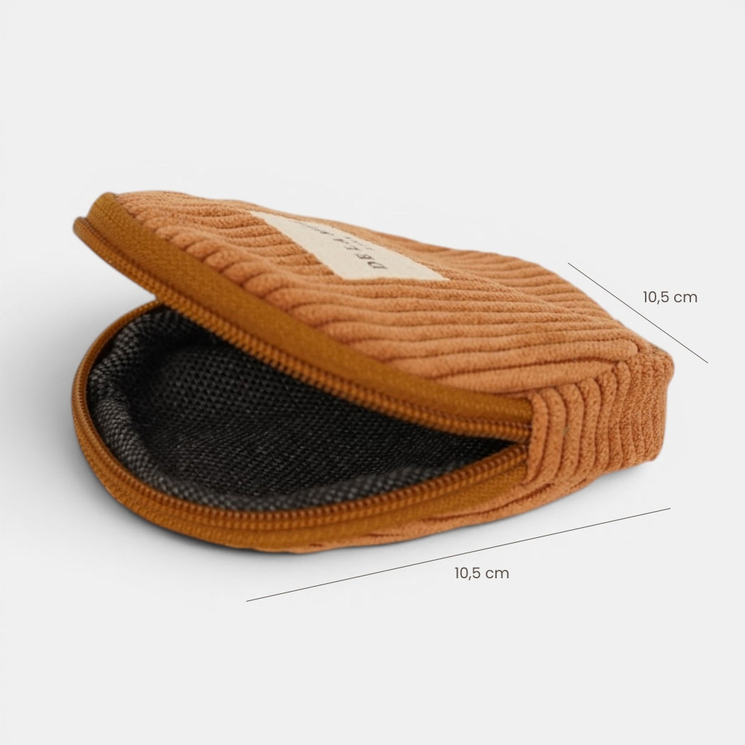 Monedero Barro, estampado en terracota, naranja, blanco, vista en uso — De La Mur