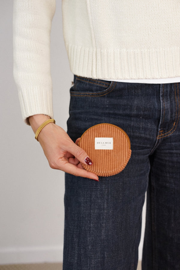 Monedero Barro, estampado en terracota, naranja, blanco, detalle del estampado y el material — De La Mur