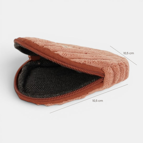 Monedero Crepe, estampado en rojo, terracota, blanco, vista en uso — De La Mur