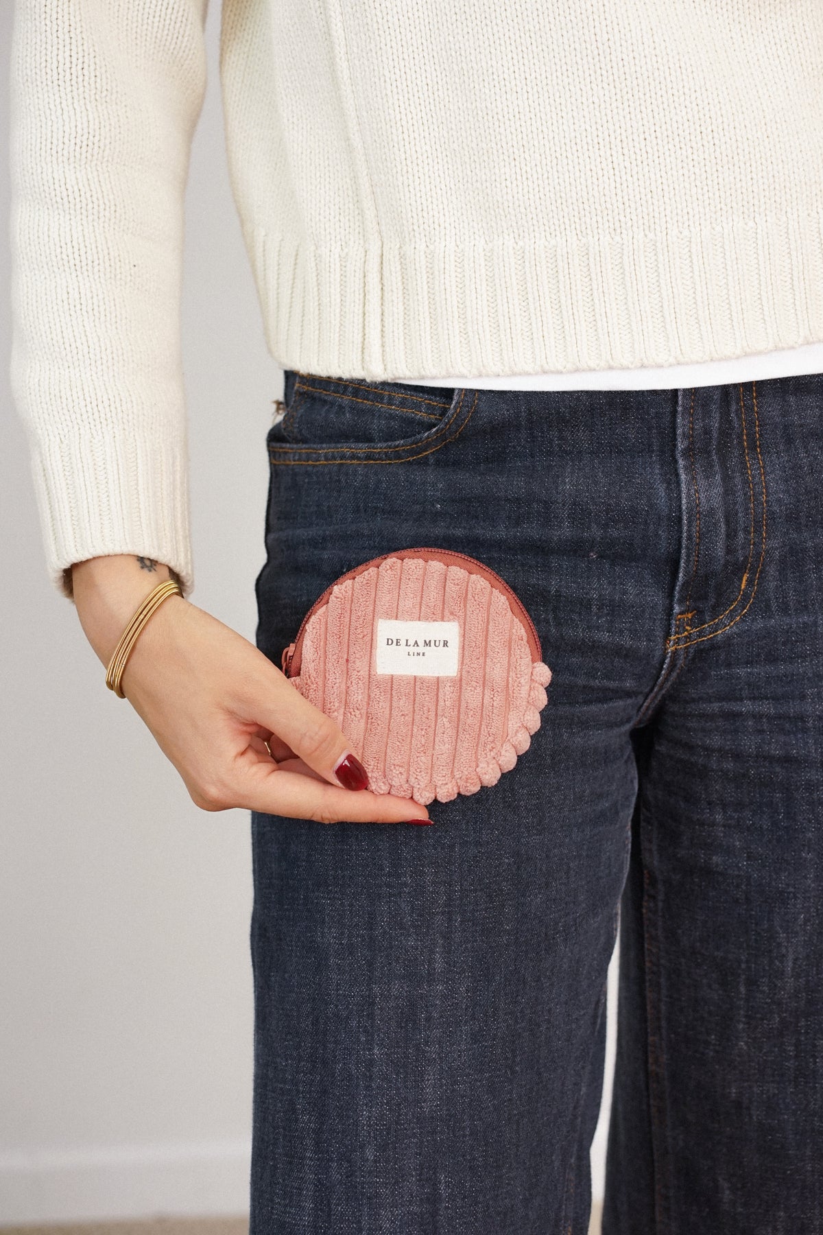 Monedero Crepe, estampado en rojo, terracota, blanco, detalle del estampado y el material — De La Mur