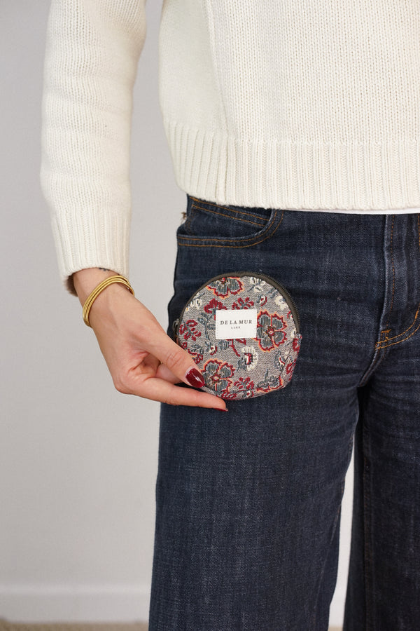 Monedero Nira, estampado en marrón, rojo, blanco, detalle del estampado y el material — De La Mur