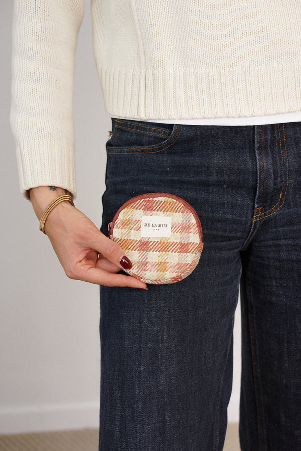 Monedero Zia, estampado en beige, naranja, terracota, detalle del estampado y el material — De La Mur