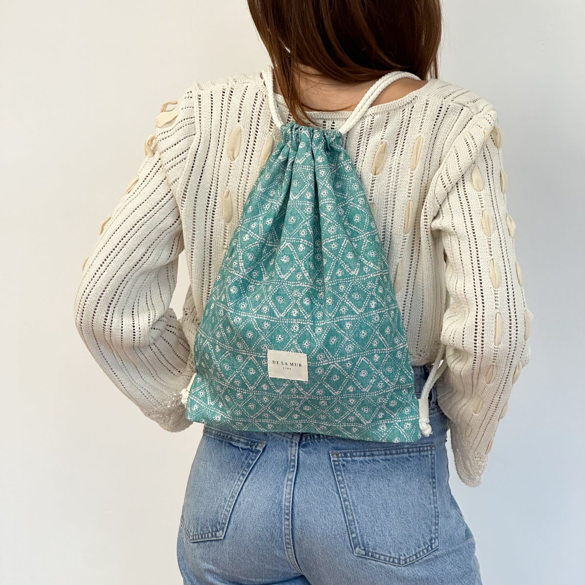 Monedero Kish, estampado en verde, blanco, turquesa, detalle del estampado y el material — De La Mur