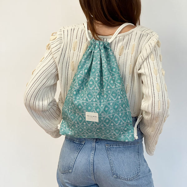 Monedero Kish, estampado en verde, blanco, turquesa, detalle del estampado y el material — De La Mur
