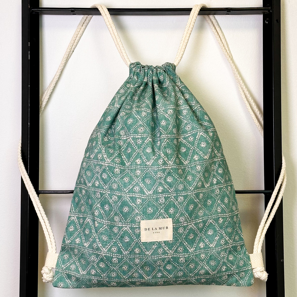 Monedero Kish, estampado en verde, blanco, turquesa, vista frontal — De La Mur