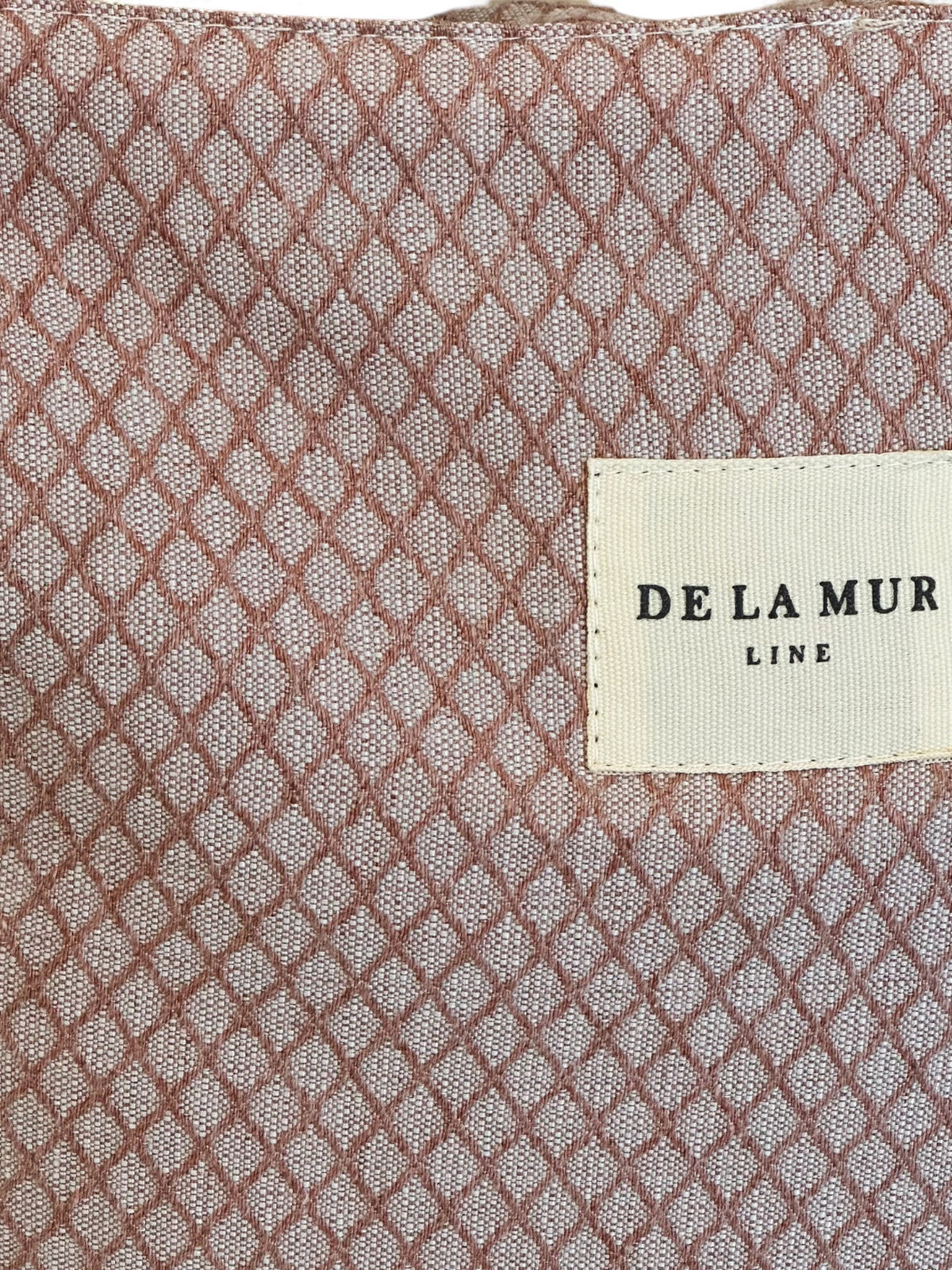 mochila Koma, estampado en beige, marrón, blanco, detalle del estampado y el material — De La Mur