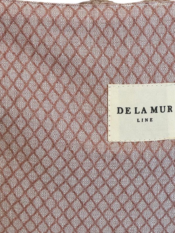 mochila Koma, estampado en beige, marrón, blanco, detalle del estampado y el material — De La Mur