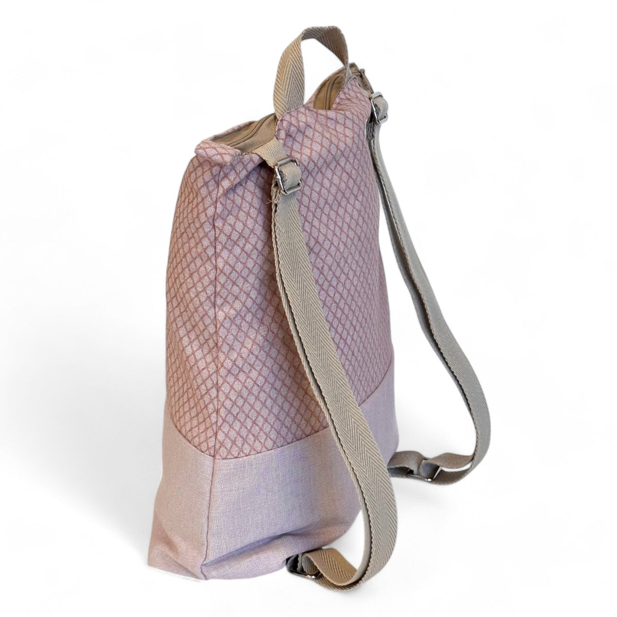 mochila Koma, estampado en beige, marrón, blanco, vista en uso — De La Mur
