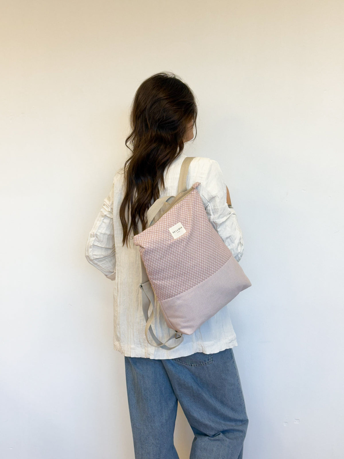 mochila Koma, estampado en beige, marrón, blanco, detalle del producto — De La Mur