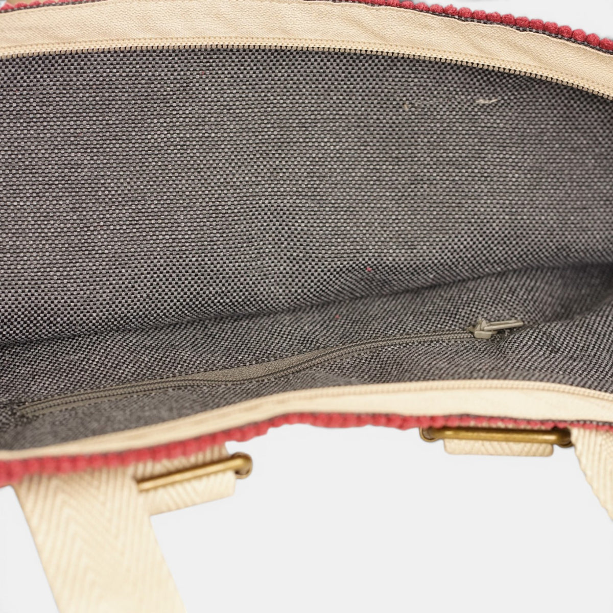 Bolso Arde, estampado en rojo, beige, blanco, detalle del producto — De La Mur